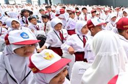 Pemko Pekanbaru Bagikan Seragam dan Alat Tulis Gratis bagi Siswa Kurang Mampu